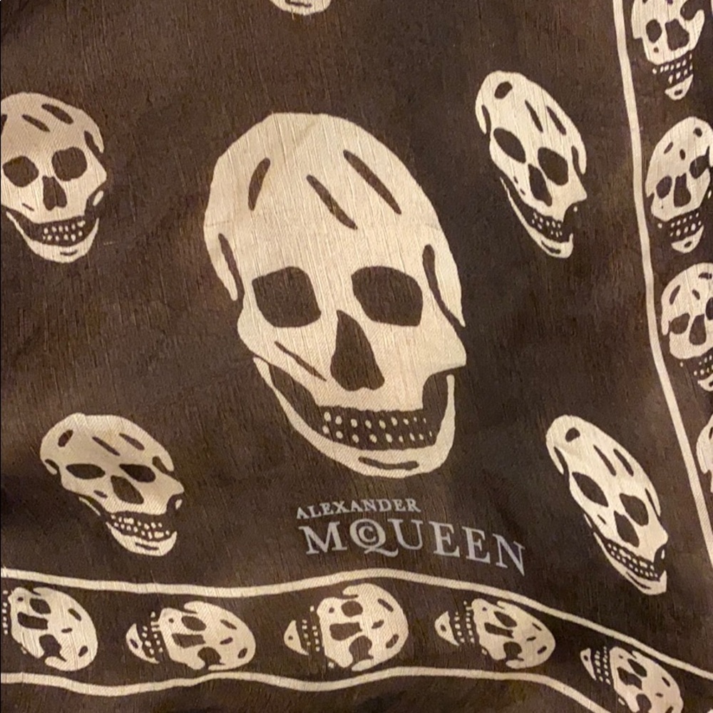 *AUTHENTIC* ALEXANDER MCQUEEN SKULL CLASSIC SCARF.